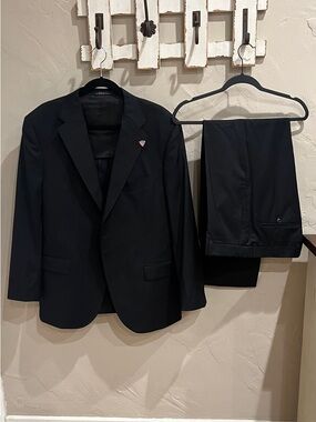 Joseph Abboud Men's Black Two-Piece Suit 98% wool. NEW